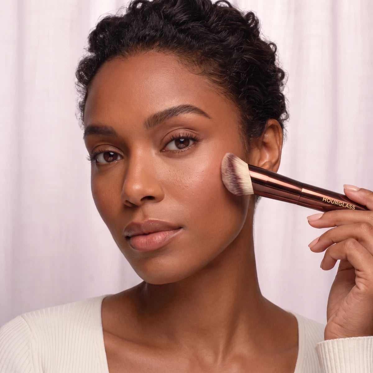 Hourglass Ambient™ Soft Glow Foundation Brush – Fondöten Fırçası